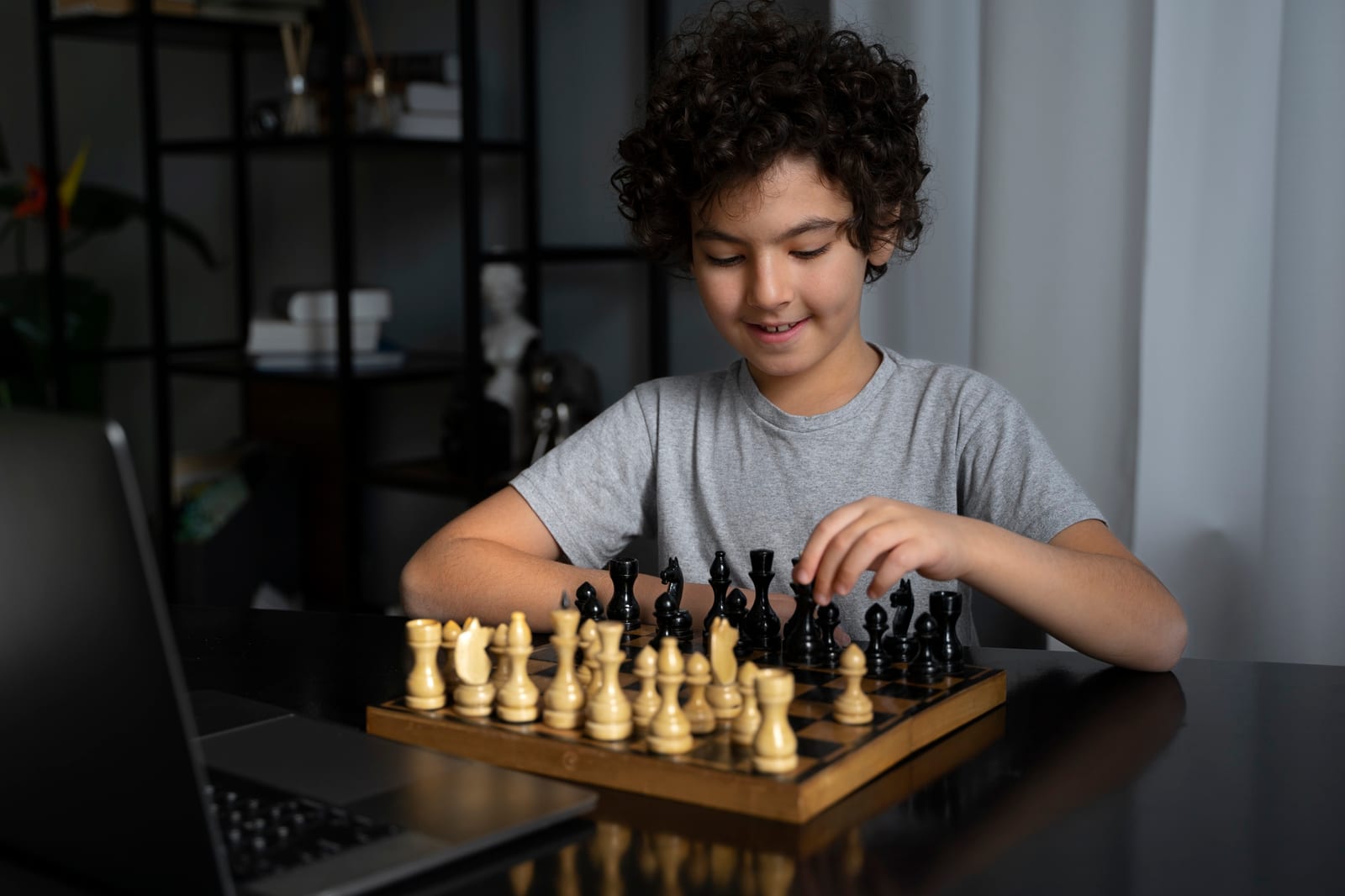 Relógio de xadrez em partida cronometrada de torneio